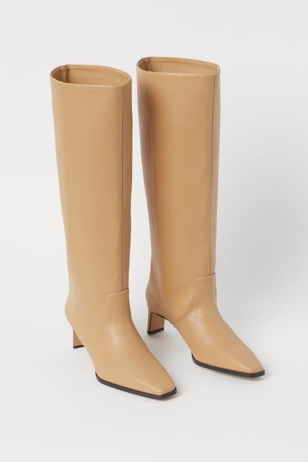 Botas en color crema con tacón plano bajo, de H&M (59,99 euros).