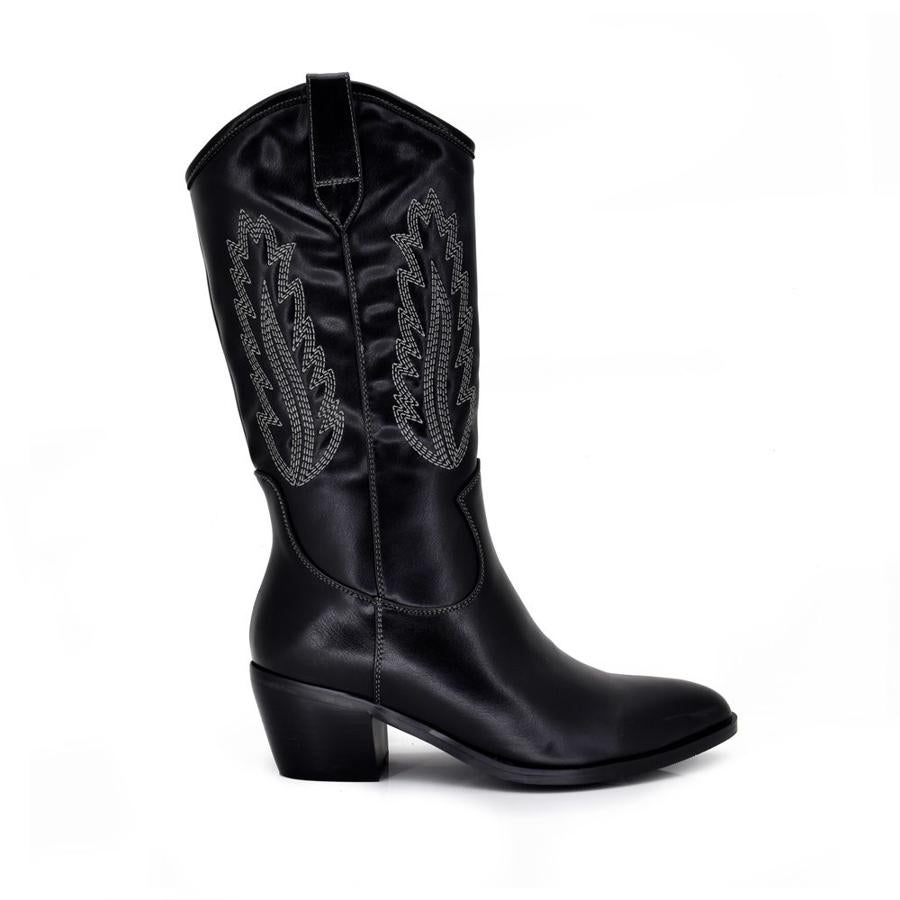Botas de estilo cowboy en color negro, de Exé Shoes (82,95 euros).