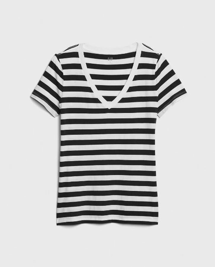 Camiseta blanca y negra con escote en pico, de GAP (19,95 euros).