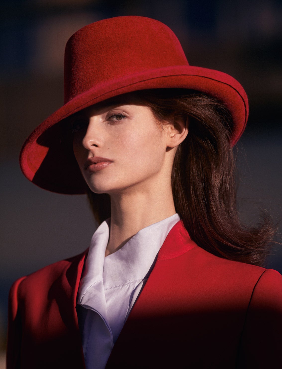 Chaqueta de Emporio Armani, camisa de Woman Limited para El Corte Inglés y sombrero de Charo Iglesias.