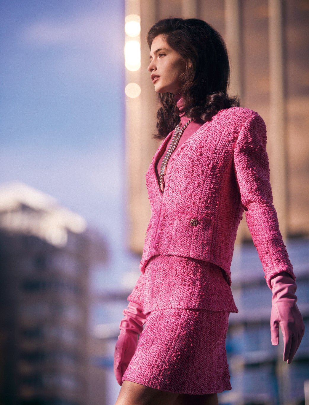 Chaqueta de tweed con falda a juego y collar, todo de Chanel. El jersey de cuello vuelto es de Falconeri y los guantes, de Guante Varadé.