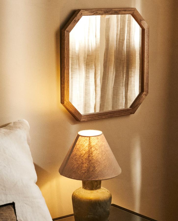 Con formato rectangular y unas medidas de 44x44 centímetros, este espejo con perfil de madera de roble tiene ahora un precio de 19,99 euros.