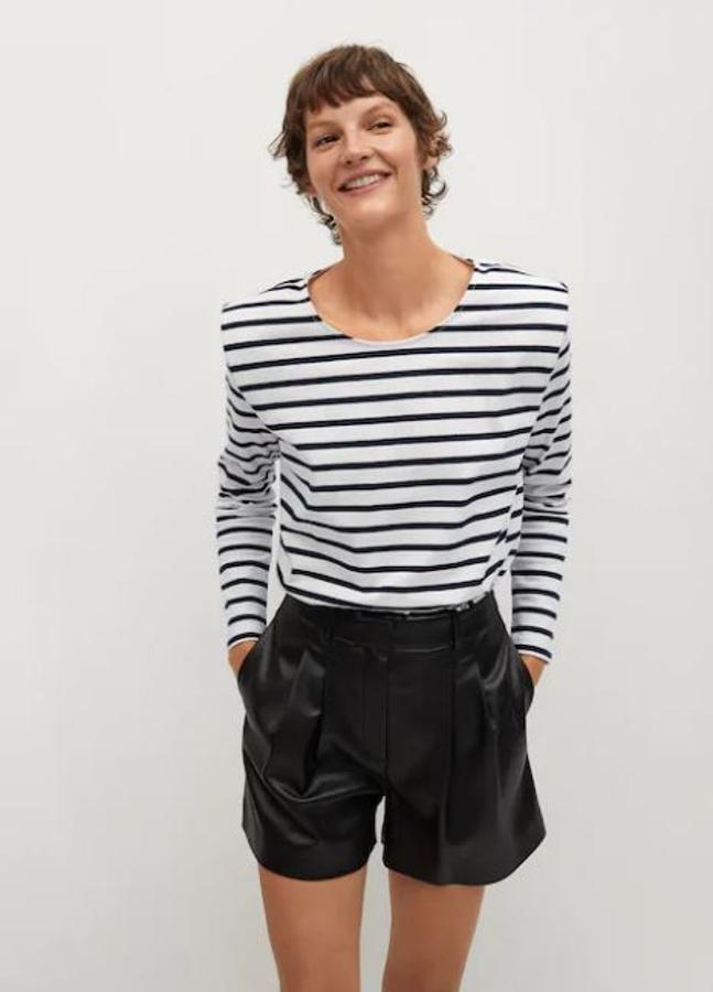 Camiseta azul marino y blanca con hombreras, de Mango (19,99 euros).