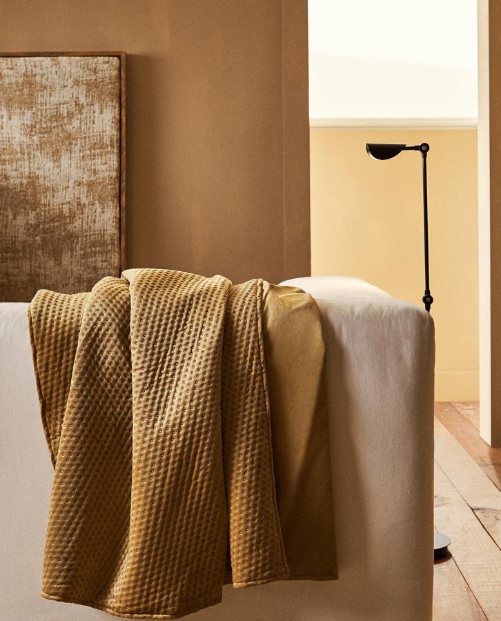 Con tejido efecto terciopelo, esta manta mide 140x190 centímetros y tiene un precio de 19,99 euros.