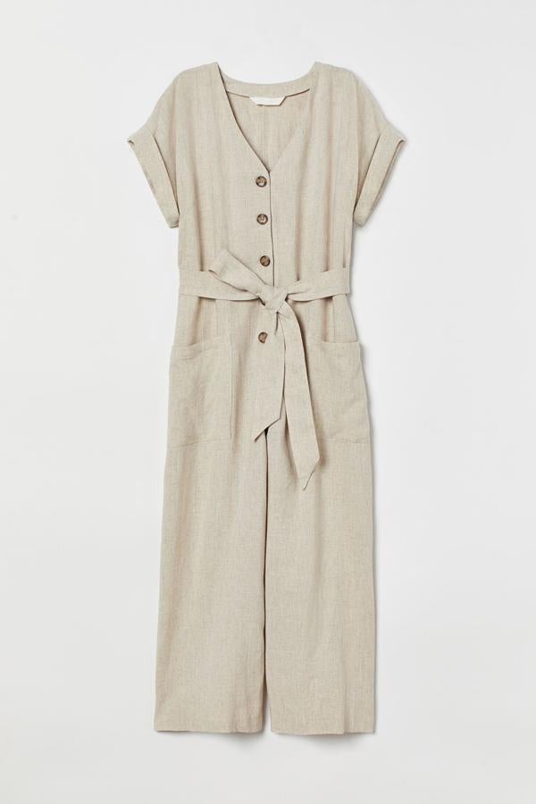 Este mono tobillero en mezcla de viscosa y lino de color beige cuenta con cinturón extraíble y escote de pico. De manga corta y con perneras anchas, tiene un precio de 39,95 euros.