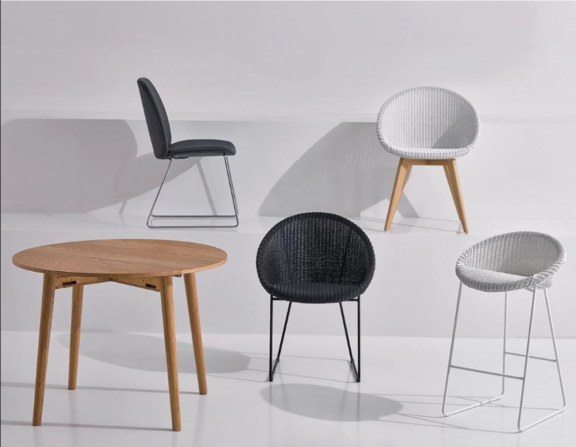 Diseño vanguardista y comodidad en estas sillas que combinan madera y loom trenzado, y que están rebajadas en El Corte Inglés de 375 a 179 euros.