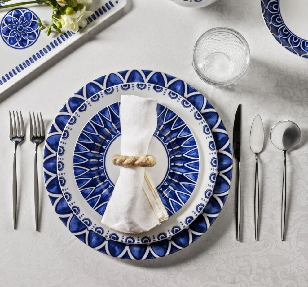 Esta vajilla de porcelana pintada en tonos azules pondrá un toque de color maravilloso a tu mesa. Es de 20 piezas, y está rebajada de 400 a 120 euros.