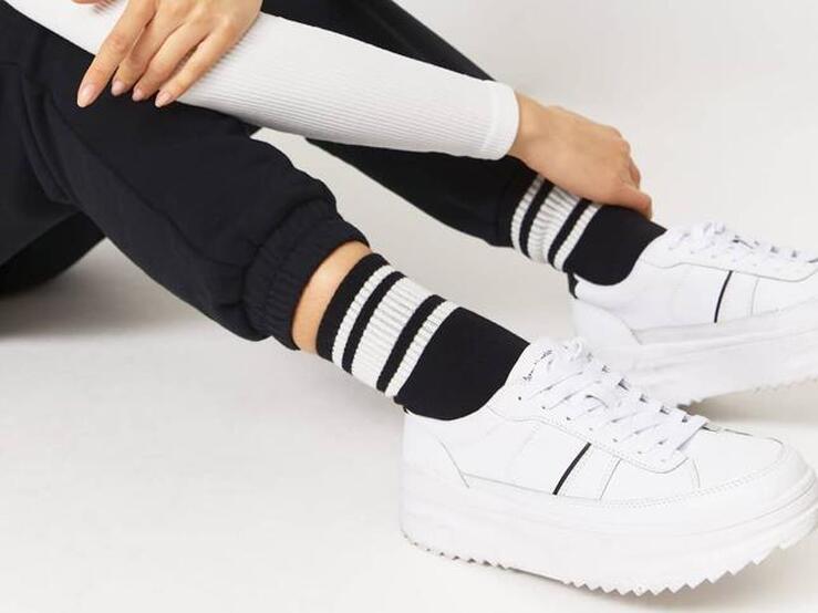 Fotos: Cómodas y fáciles de combinar: estas sneakers blancas son las más bonitas (y baratas) de la temporada