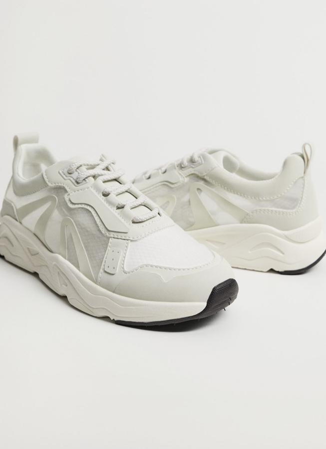 Mango nos propone estas zapatillas blancas con plataforma y puntera redondeada que cuentan con panales transparentes. Tienen un precio de 39,99 euros.