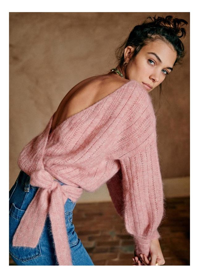 Jersey cruzado rosa pastel de Sézane: 105 euros. Lana y mohair, escote en V cruzado y escote en la espalda, manga abullonada. Tallas XS, S, M, L, XL y XXL.
