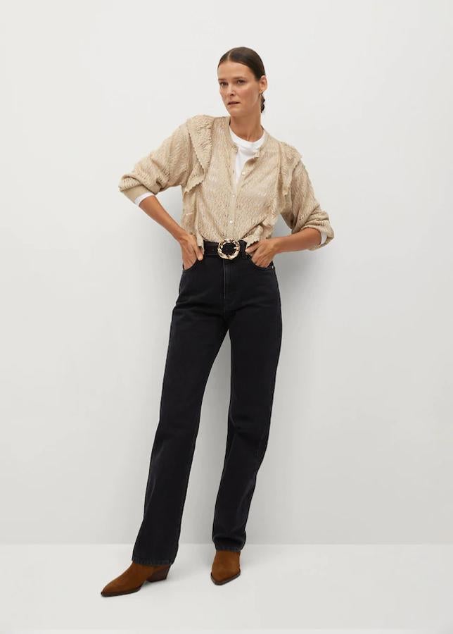 Cárdigan de punto calado en color dorado de Mango: 19,99 euros (antes 39,99 euros). Detalle de volantes y mangas abullonadas. Tallas XS, S, L y XL.