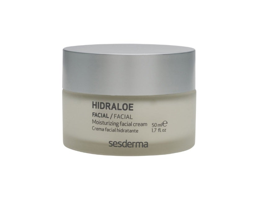 Hidroaloe de Sesderma (16,13 euros) . La opción ideal si tu piel es sensible y ya ha pasado de los 40. Trata los problemas más habituales de la sensibilidad ya nombrados a la vez que combate la flacidez del rostro y las arrugas. Todo gracias a una combinación de aloe vera, centella astiática, bisabolol y manteca de karité.