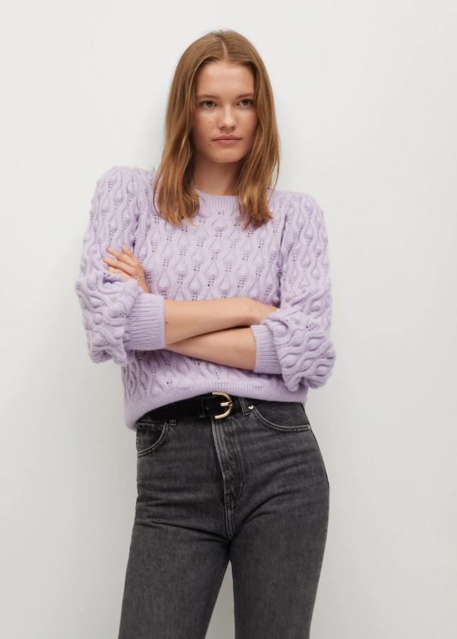 Jersey de punto calado morado pastel de Mango: 19,99 euros (antes 29,99 euros). Puedes encontrarlo también en verde manzana. Solo disponible en L.