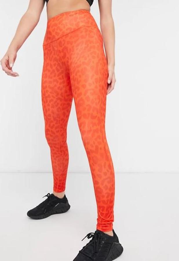 Leggins de estampado animal en color naranja, de South Beach en Asos ( aquí por 27,99 euros ).