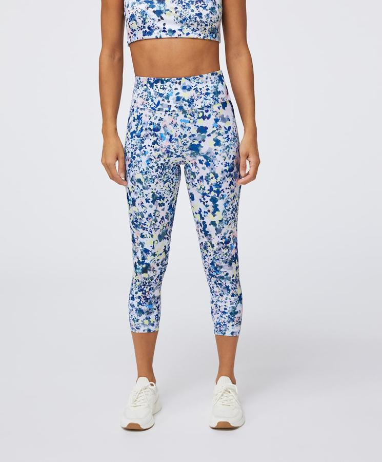Leggins piratas de estampado en tonos azules, de Oysho (22,99 euros).