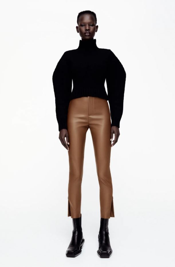 En color café y con bajo abierto con cremalleras (9.99 euros en los Special Prices de Zara).