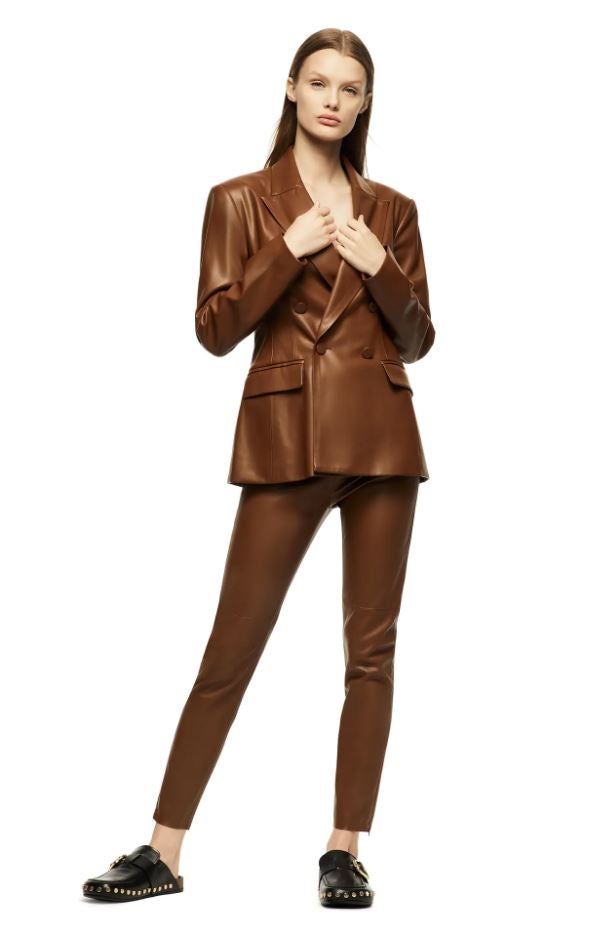 Como parte de un total look en marrón chocolate (9.99 euros en los Special Prices de Zara).