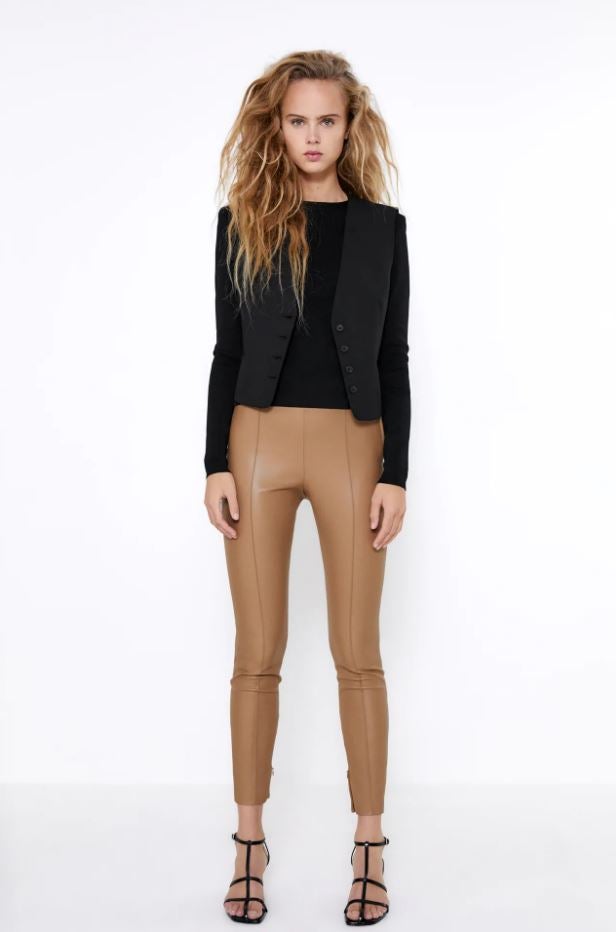 Estos leggings efecto piel de los Special Prices de Zara tienen también un ligero 'efecto nude'. Cuestan 9.99 euros.