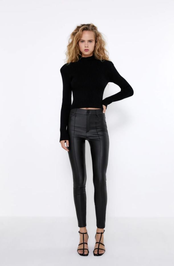 Un básico infalible: patalones súper skinny efecto piel en negro con cintura marcada y costura vista (9.99 euros en los Special Prices de Zara).