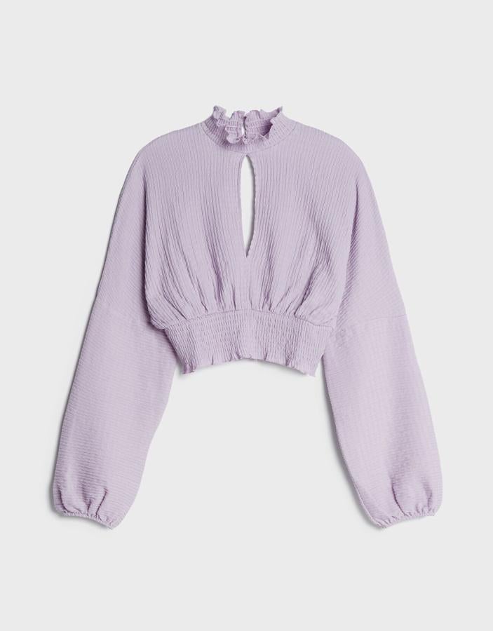 Blusa plisada corta con cuello alto, de Berhksa (3,99 €).