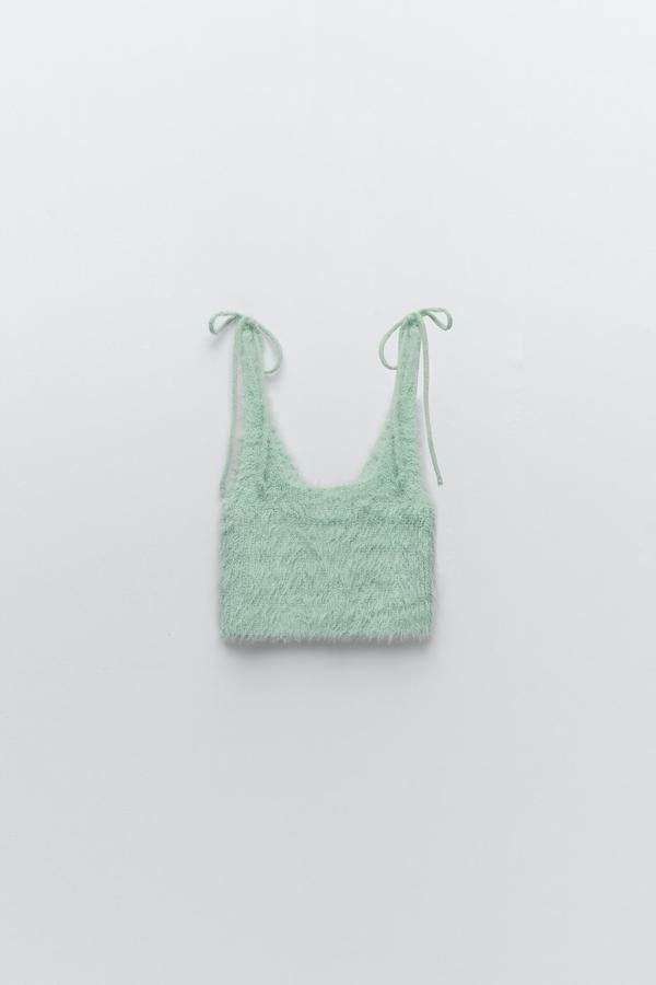 Toc corto con efecto flecos de lana, de Zara (5,99 €).