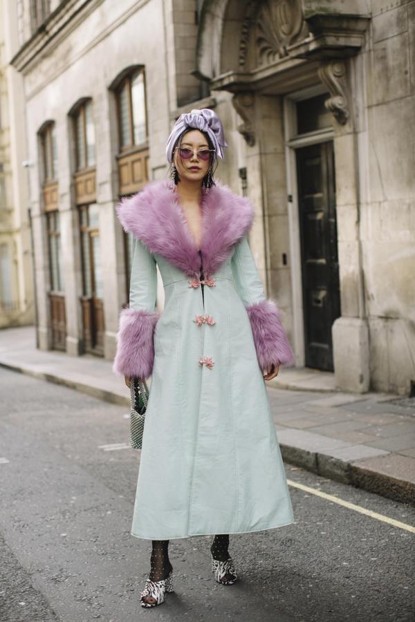 La combinación más elegante en un abrigo con detalles de pelo en las mangas y el cuello.