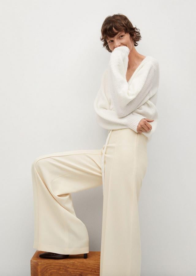 De venta exclusiva en la web de Mango, este pantalón palazzo en color beige, que también podemos encontrar en negro, está confeccionado en tejido fluido con tiro alto y cierre lateral de cremallera. Cuesta 39,99 euros y está disponible entre las tallas 32 y 44.
