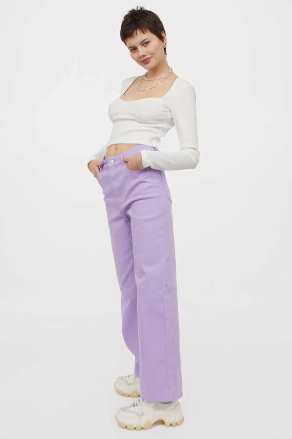 De venta exclusiva en la web de H&M, este pantalón en sarga de algodón elástica perfecto para nuestros looks más informales está disponible en negro, lila y beige claro y viene con talle alto, cinco bolsillos y perneras amplias rectas. Podemos encontrarlo entre las tallas 32 y 50 y cuesta 14,99 euros.