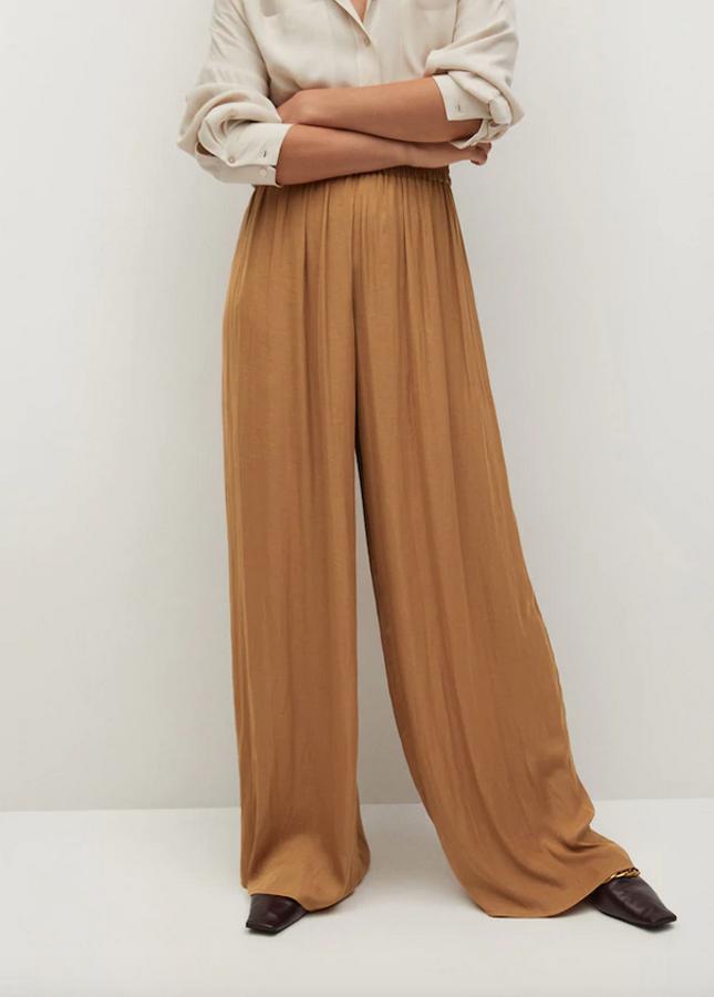 Diseño palazzo en marrón medio para este pantalón de Mango de tiro medio y cintura elástica en tejido fluido. Con un precio de 29,99 euros, podemos encontrarlo entre las tallas XS y XL y en color negro.