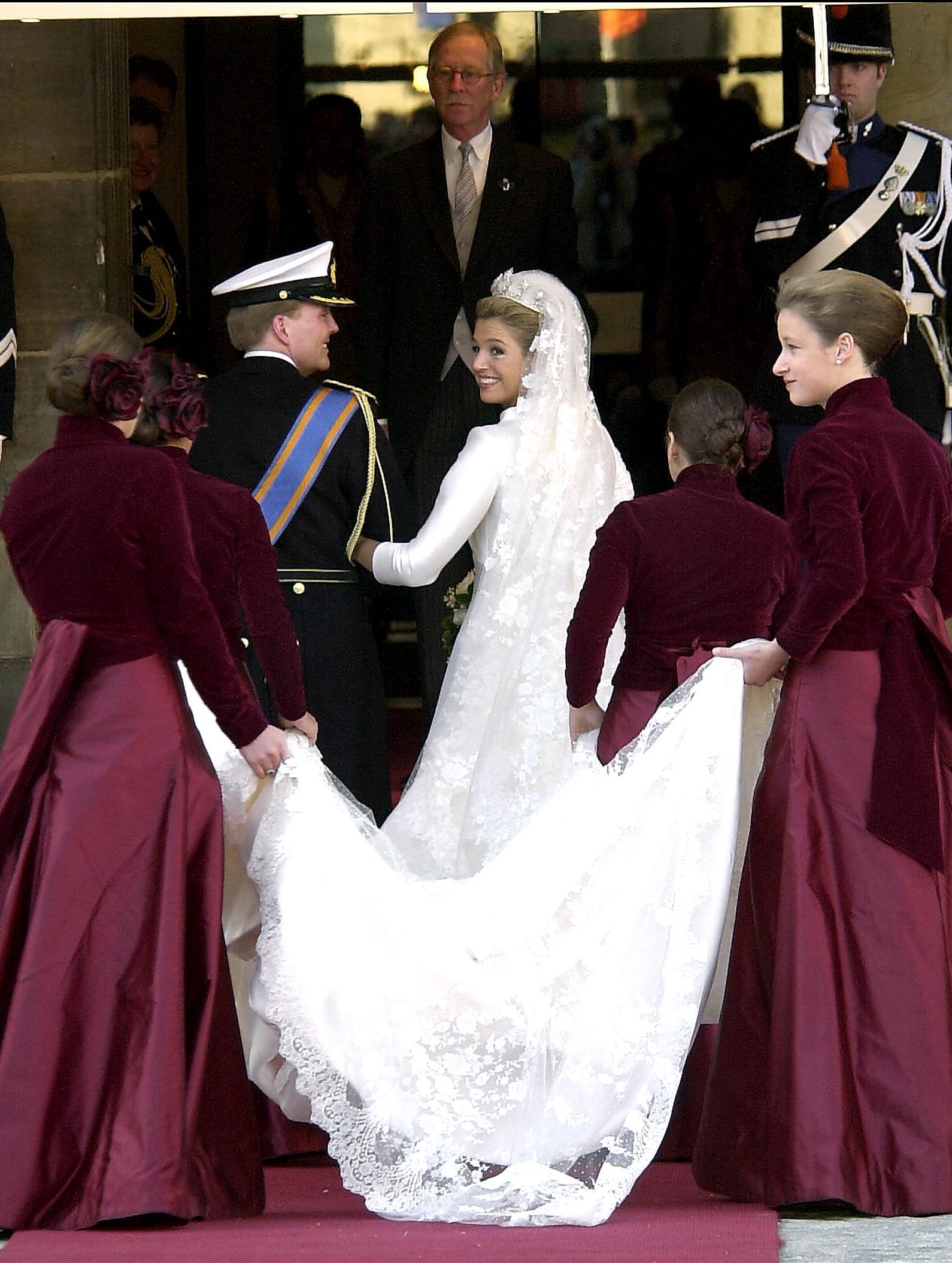 Como marca la tradición holandesa, la novia entró a la iglesia del brazo de su prometido, algo que seguro que Máxima de Holanda agradeció, pues hacía menos evidente la ausencia de su padre.
