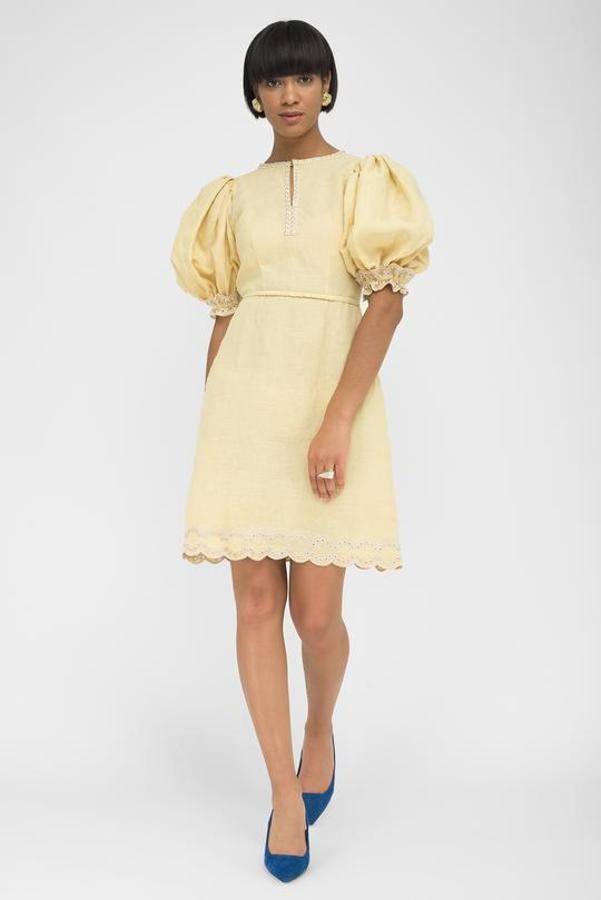 El vestido homenaje a Penelope que te mereces. Este modelo de Fanm Mon de lino amarillo pálido con detalles bordados es una maravilla de corte (casi) imperio y mangas abullonadas. Cuesta 245 dólares (unos 204 euros).