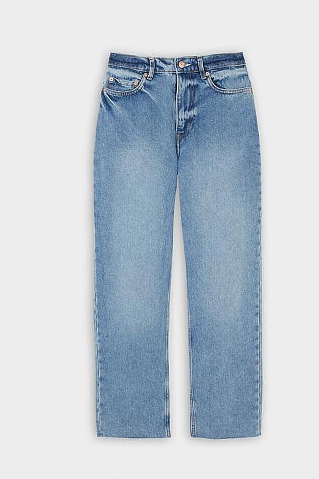 Vaqueros rectos con el bajo desflecado de la nueva colección de Parfois (32,99 euros)