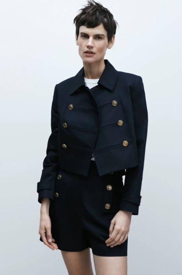 Estética 'navy' con este traje de americana 'cropped' con botones (49.95 euros) y shorts a juego (25.95 euros).