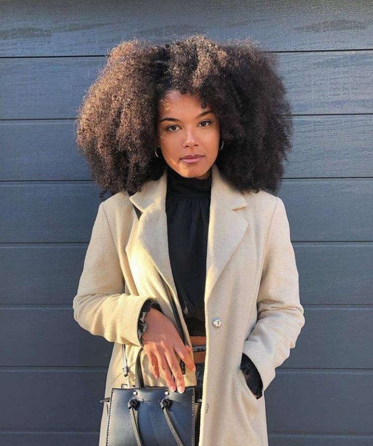 La ropa de Primark tiene rollazo. Si no, fijaos en este abrigo, ideal para combinarlo con ropa más clásica o con leggings y zapatillas (con los calcetines por encima de los leggings, por supuesto).