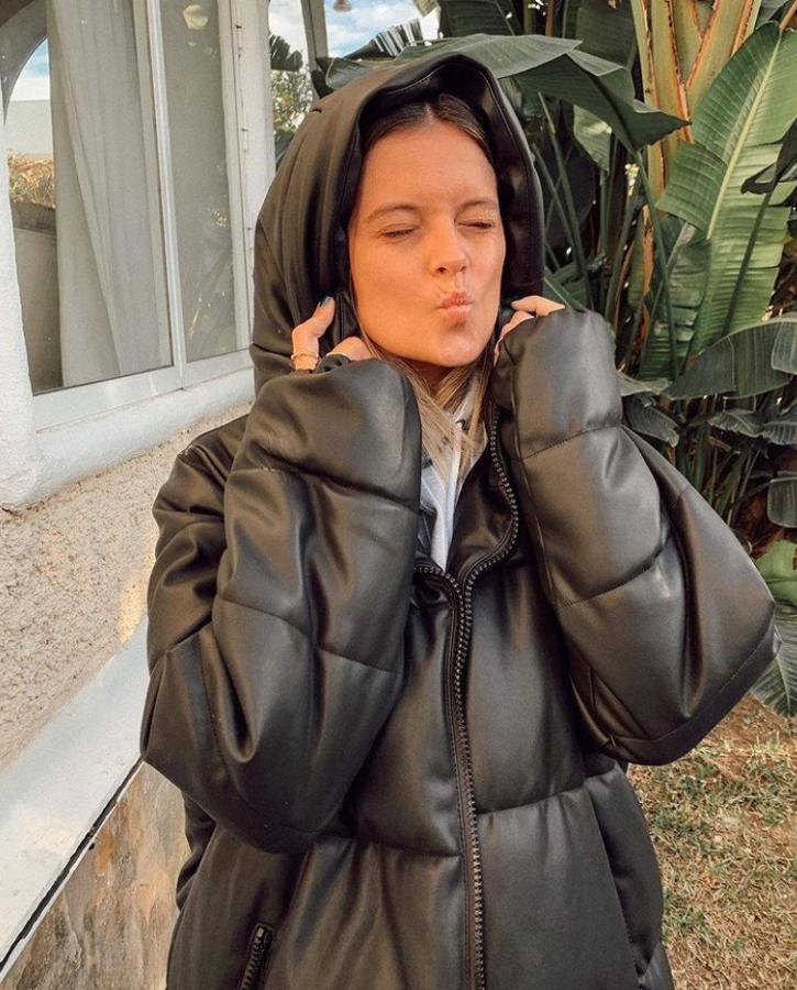 Si no eres demasiado clásica, puedes optar por este plumas efecto piel, que combina dos de las tendencias más punteras de este invierno.