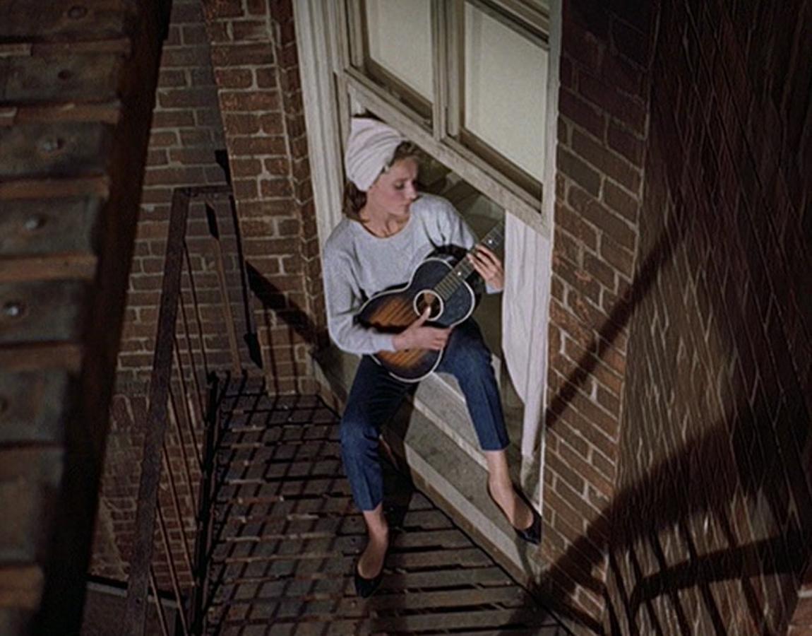 Pocas veces hemos visto unos vaqueros pitillo y un jersey de lo más sencillo tan efectivos y cool como cuando escuchamos a Audrey Hepburn cantar ‘Moon River’ con su ukelele en ‘Desayuno con diamantes’. Pura actitud.