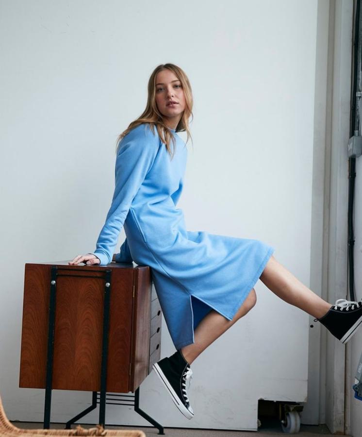 Este vestido sudadera azul es cómodo y calentito tanto para salir a la calle como para estar en casa.