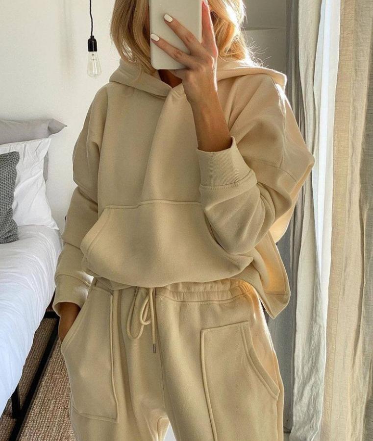 El look chandalero es lo que más se lleva ahora. Puedes combinarlo con una blazer y un abrigo de paño o con tu plumas pero siempre con zapatillas.