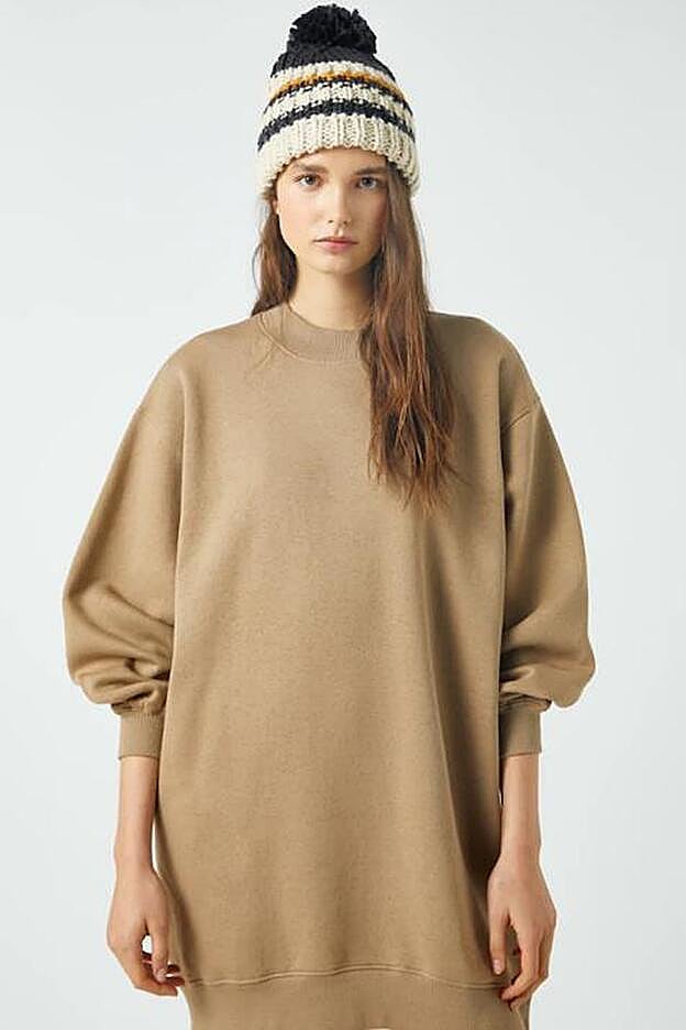 Vestido sudadera de Pull & Bear. Vestido sudadera con cuello perkins, de manga larga, confeccionada en algodón. Precio actual: 15,99 euros.