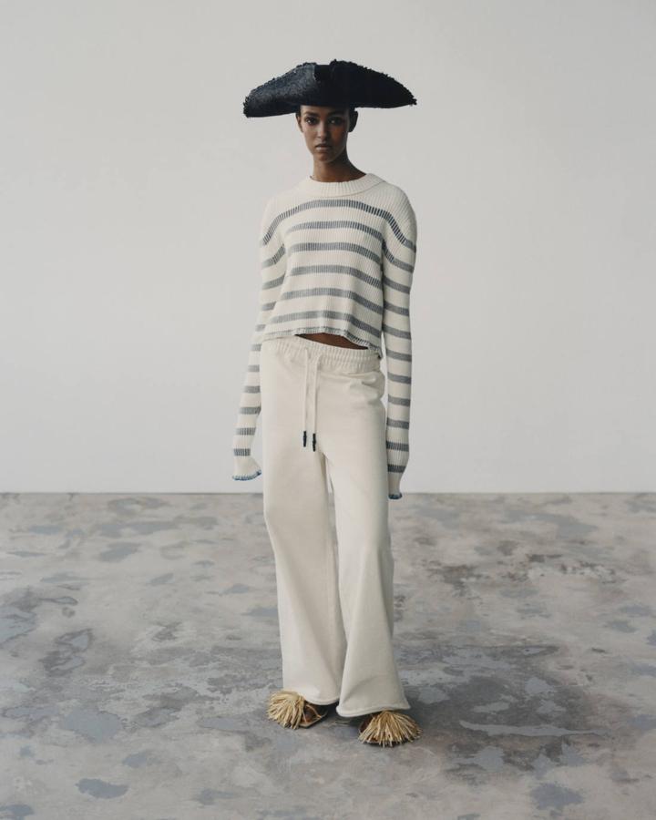 Sombrero de paja, suéter de rayas, pantalón jogger de algodón y sandalias, todo de la colección Studio SS21 de H&M.