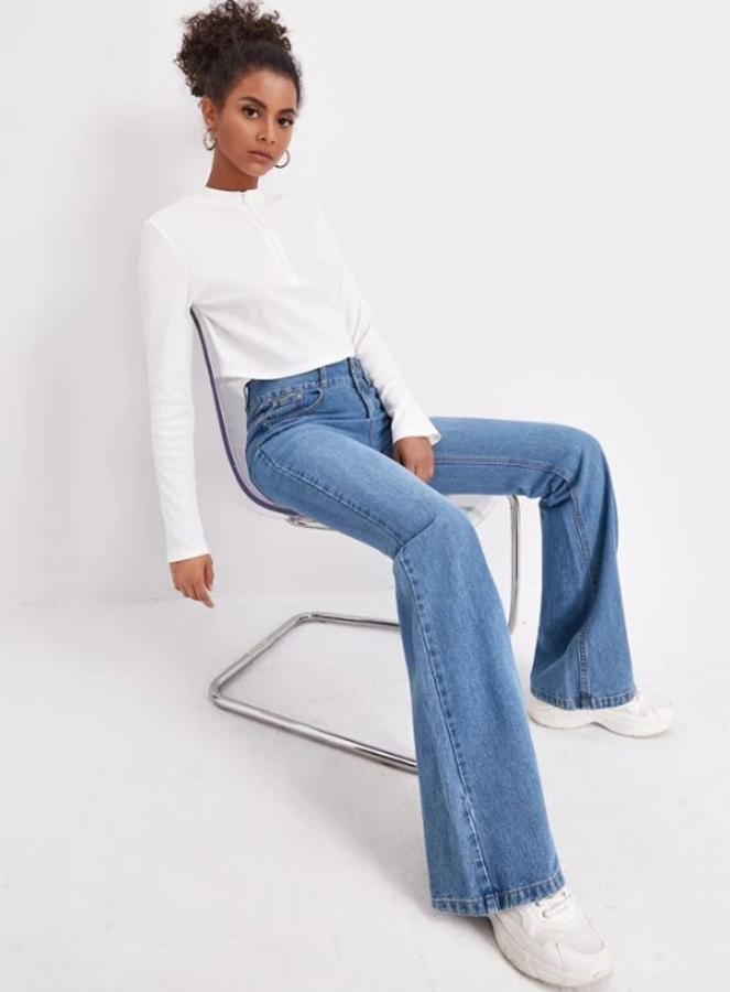 Vaqueros largos de pata de elefante y talle alto. Precio actual: 21 euros.