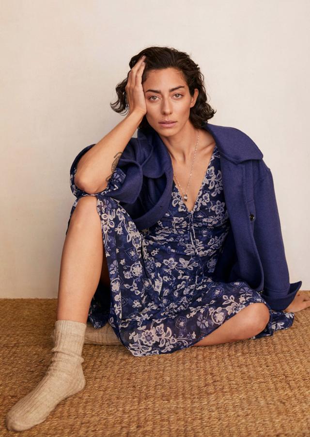 Azul marino con estampado de flores grises para este vestido de tejido fluido y diseño midi acampanado con detalle fruncido en el escote, mangas largas abullonadas y puños elásticos. Tiene volante en el bajo, forro interior y cuesta 49,99 euros. Podemos encontrarlo entre las tallas XS y XL.