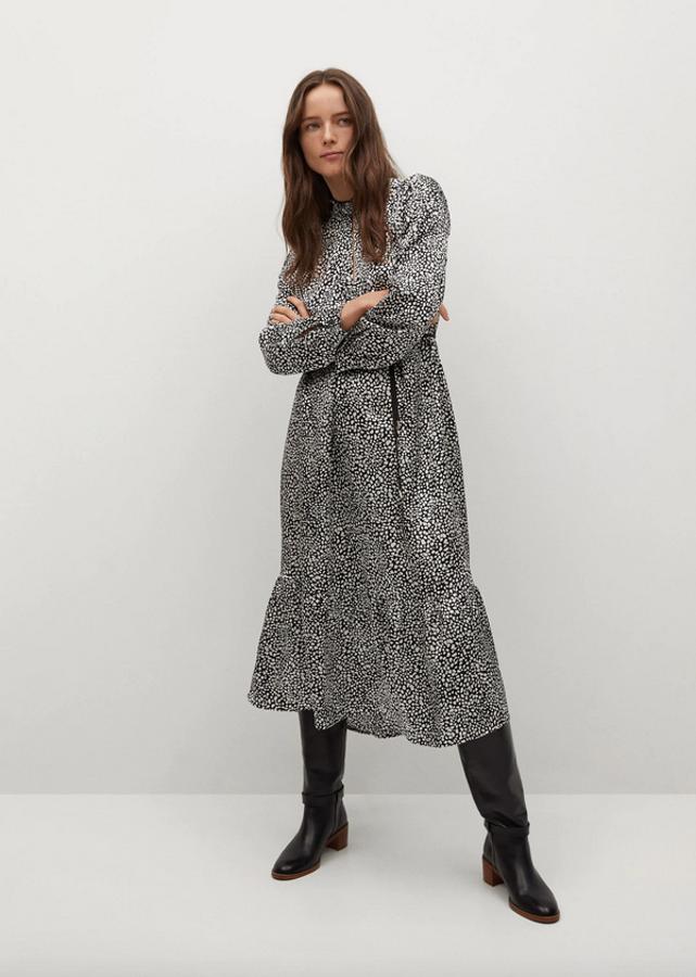 Confeccionado en mezcla de poliéster reciclado, este vestido midi acampanado con acabado satinado y estampado en color crudo sobre negro viene con mangas largas con puños abotonados y cordón en la cintura en negro. Tiene volante en el bajo, cuesta 39,99 euros y podemos encontrarlo entre las tallas XS y XL.