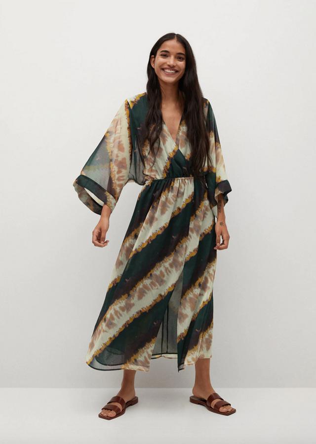 En verde caqui, con estampado tie-dye en beige, crudo y mostaza, este vestido midi con escote de pico cruzado y mangas largas amplias tiene la cintura elástica y podemos encontrarlo entre las tallas XS y XL por 49,99 euros.