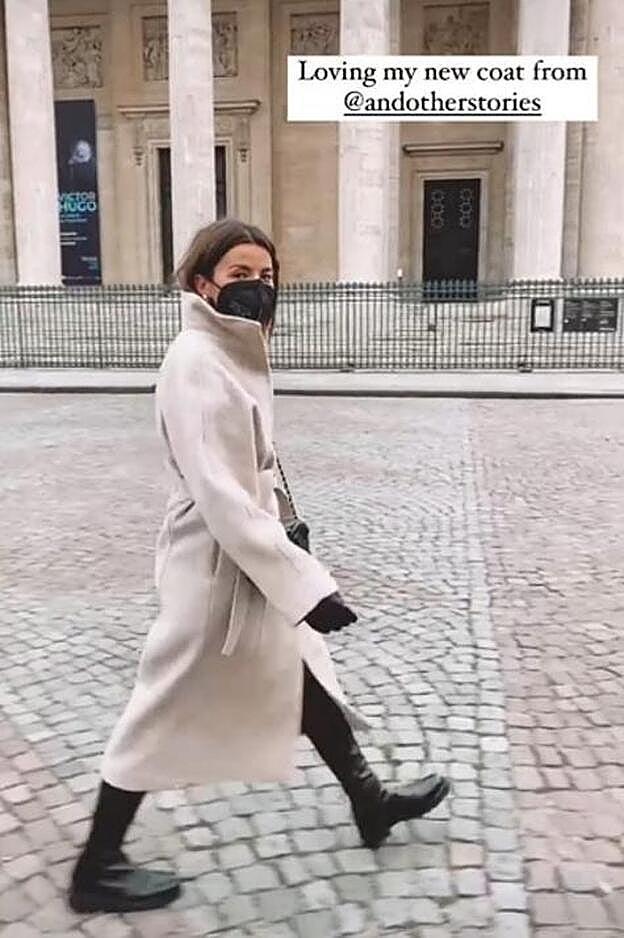 Alexandra Pereira con abrigo de & other Stories