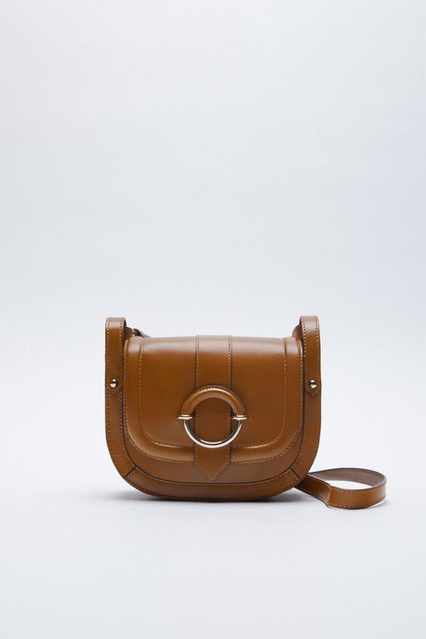 Bolsobandolera en color marrón con detalles dorados de la nueva colección de Zara (59,99 euros)