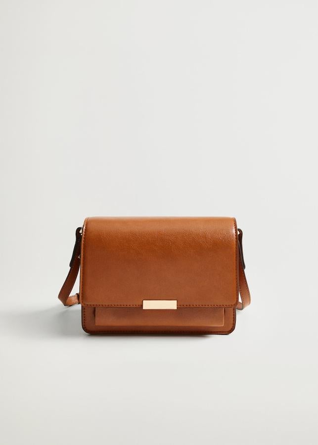 Bolso bandolera en color cuero con detalles dorados de la nueva colección de Mango (25,99 euros)