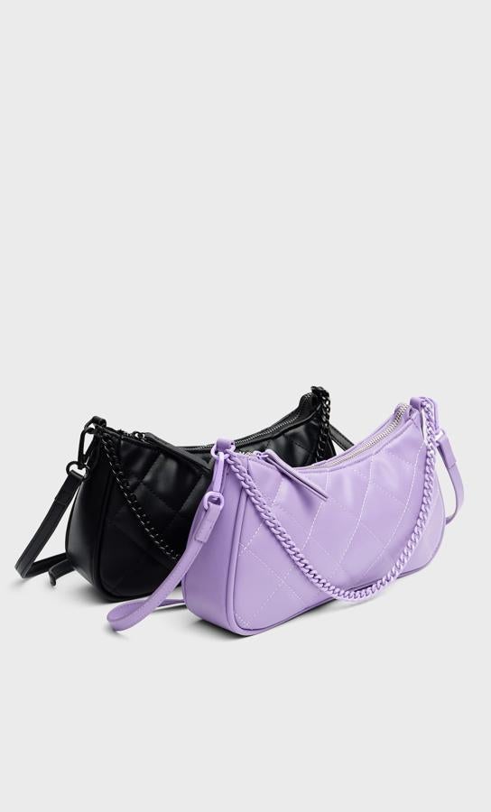 Bolsos guateados en color negro o lila con cadena de la nueva colección de Stradivarius (15,99 euros)