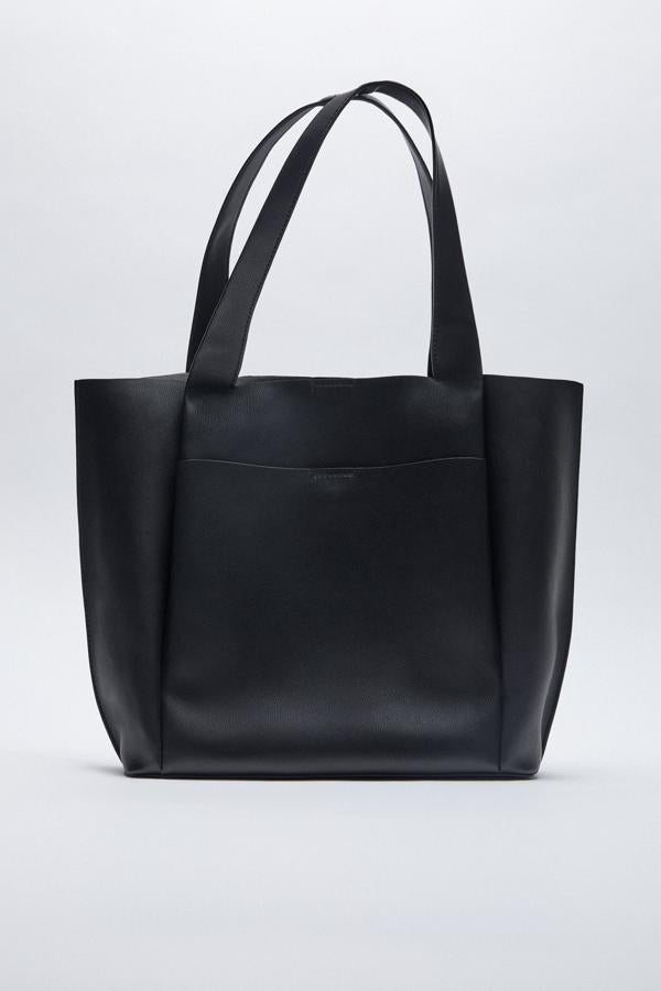 Bolso negro de estilo shopper en color negro de la nueva colección de Zara (19,99 euros)