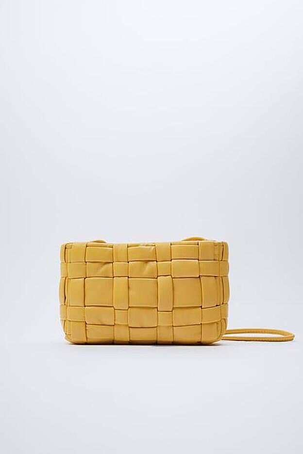 El toque definitivo del look de Emili Sindlev es un bolso amarillo que clonamos en Zara.